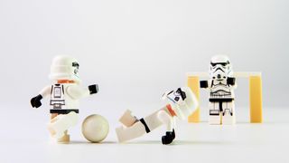 Des Lego Stormtroopers jouant au football
