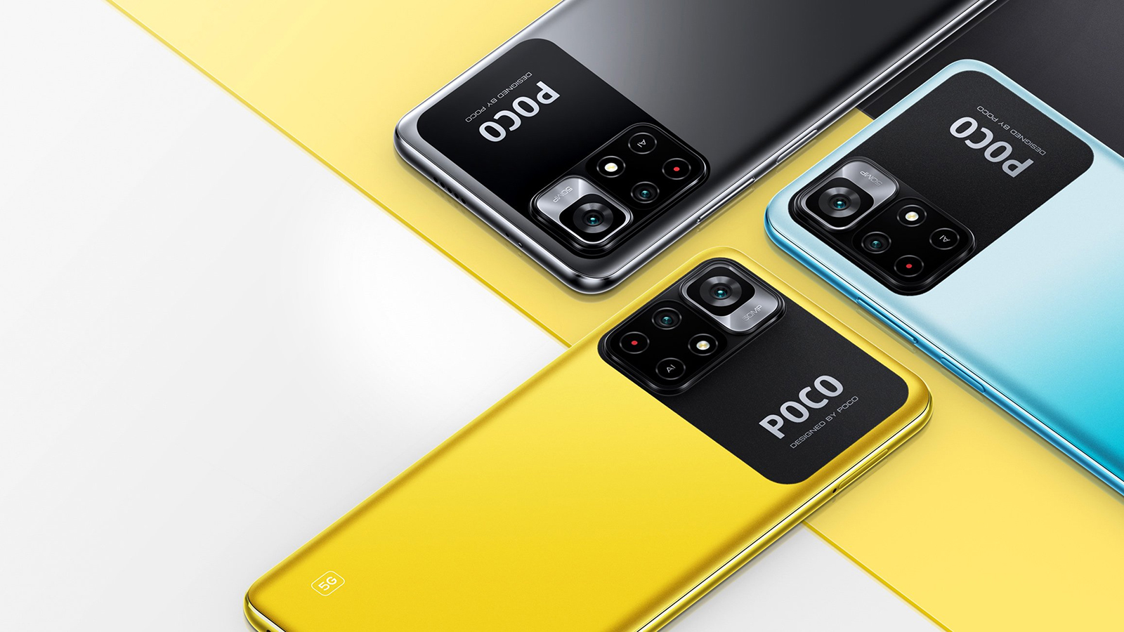 Tiga ponsel Xiaomi Poco M4 Pro 5G, menghadap ke bawah.