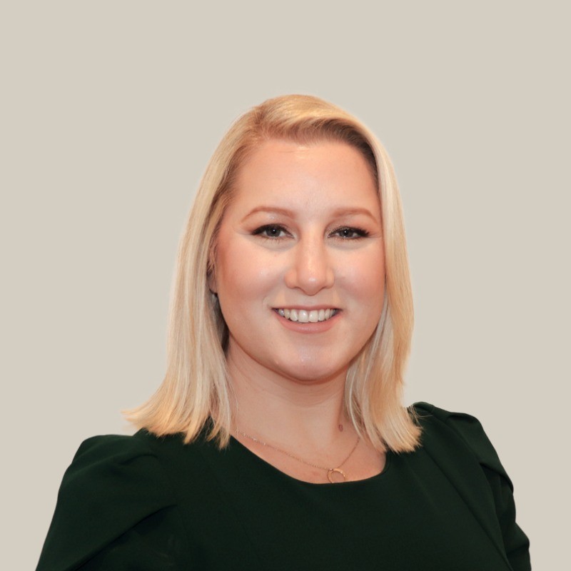 Eine blonde Frau posiert für ein Porträtfoto.