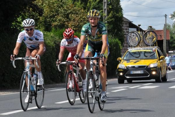 Guillaume Bonnafond (AG2R La Mondiale), Leonardo Duque (Cofidis) and S&eacute;bastien Delfosse (Landbouwkrediet) were part of the main 5-man break for stage 3.