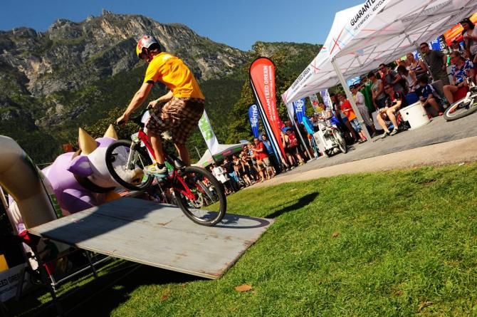 A dirt jumper does some tricks