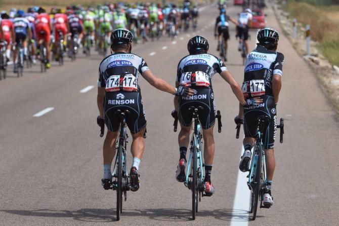 Rigoberto Uran takes a nature break on the fly
