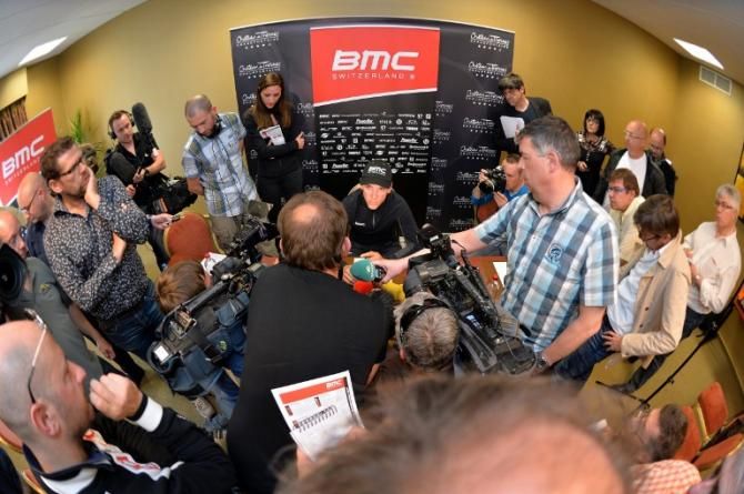 Philippe Gilbert (BMC) mobbed by the media at the press conference