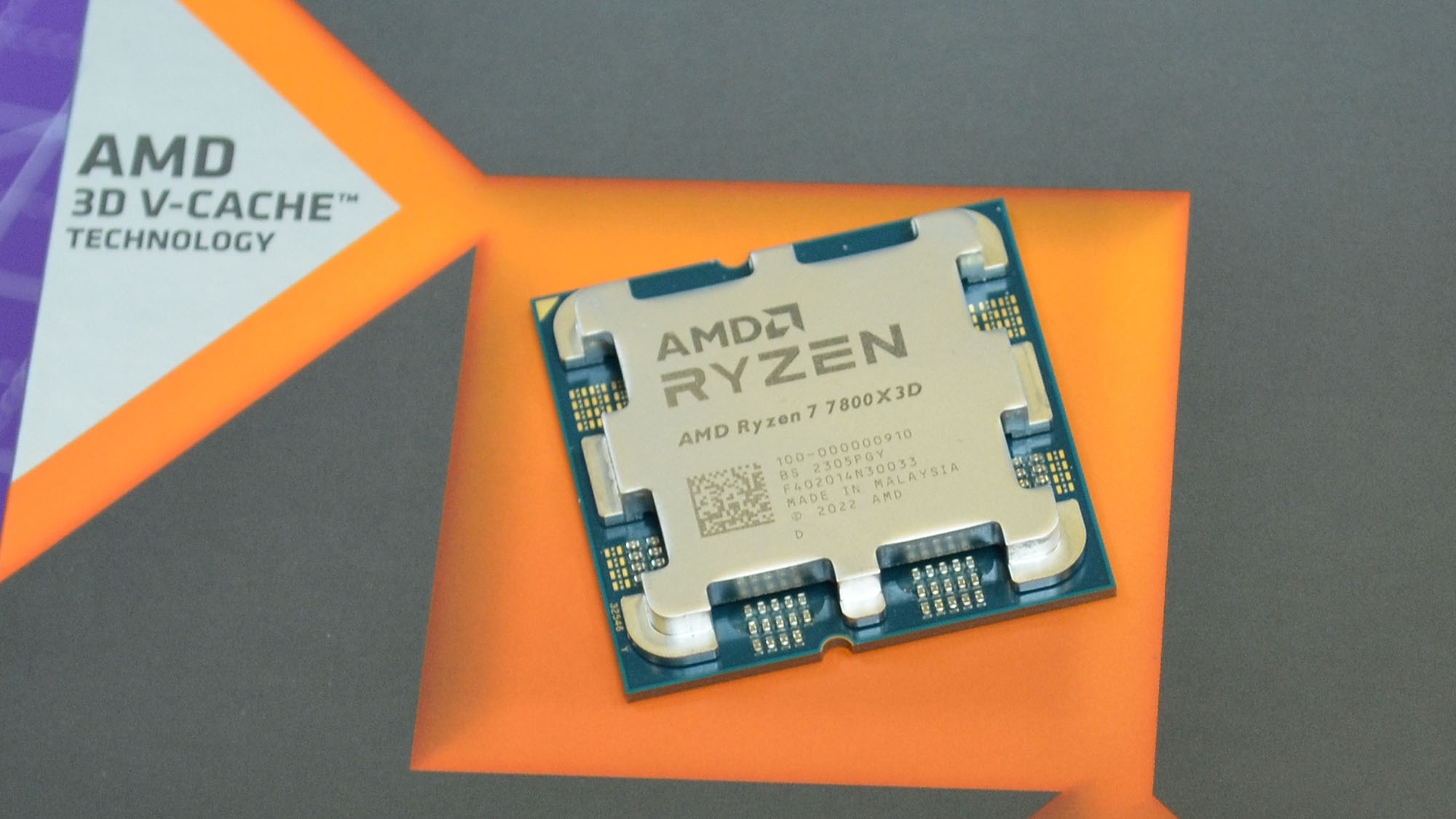 یک پردازنده AMD Ryzen 7 7800X3D در بالای بسته بندی خرده فروشی آن