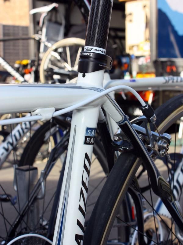 There's a noticeable bulge in the seat tube on the Project Black frame that doesn't appear on the Roubaix SL2.