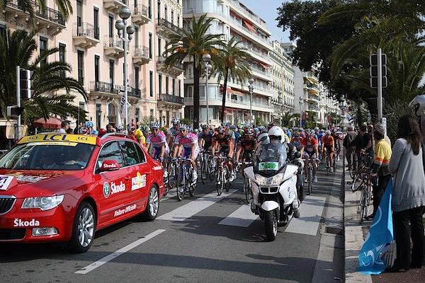 The peloton rolls out from the start on the final stage.