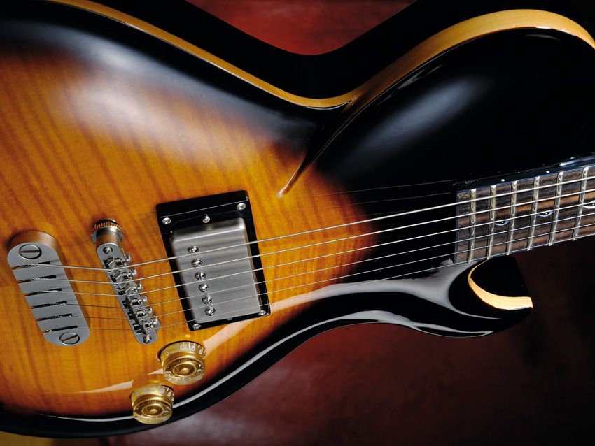 The shoulder line cuts into the bass side of the body for a distinctive twist on the classic LP body style