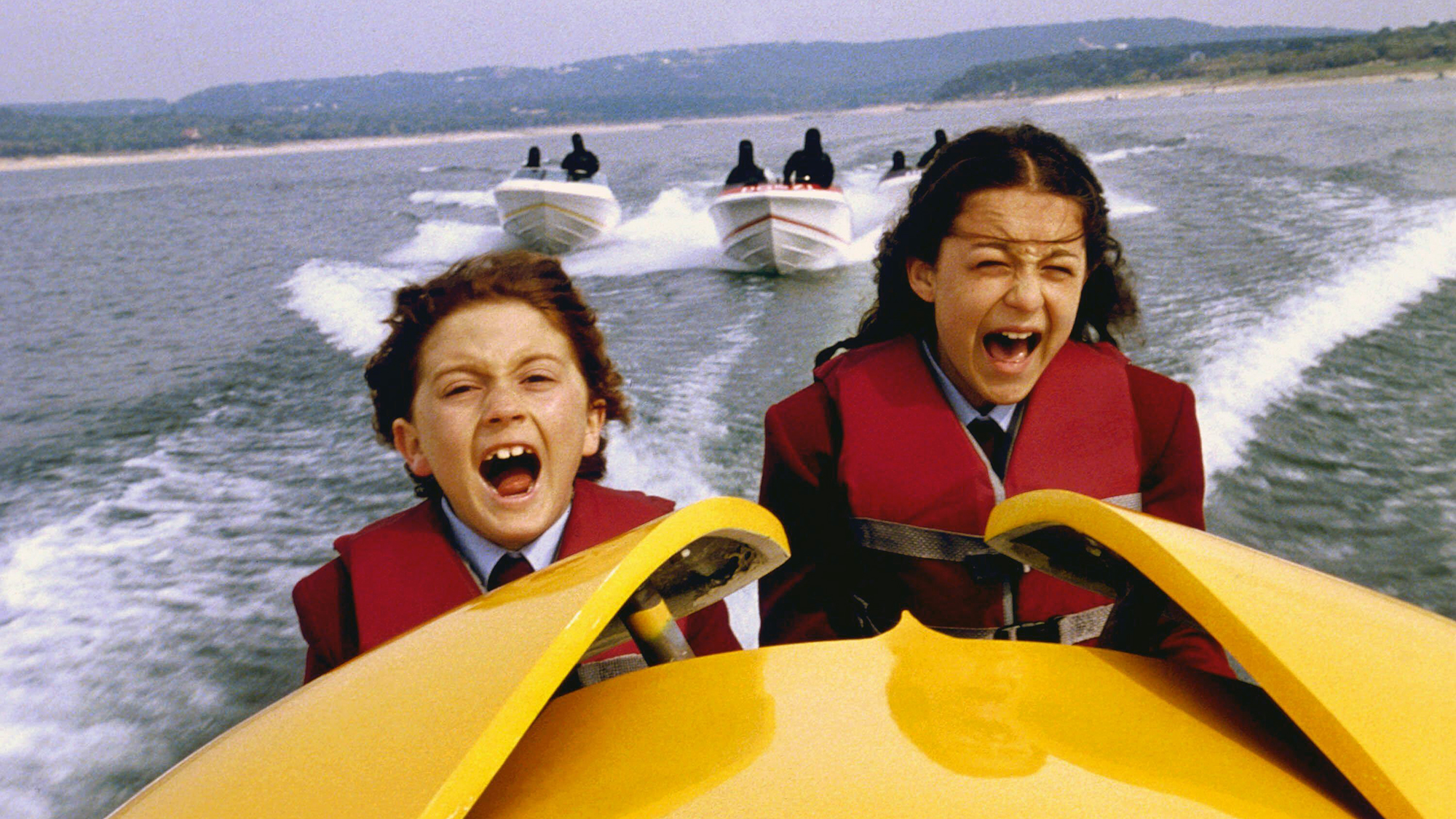 (L, R) Daryl Sabara und Alexa Vega als Juni und Carmen Cortez in einem Schnellboot in Spy Kids