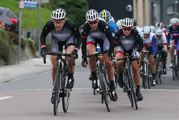 Specialized-lululemon lead out for Chloe Hosking