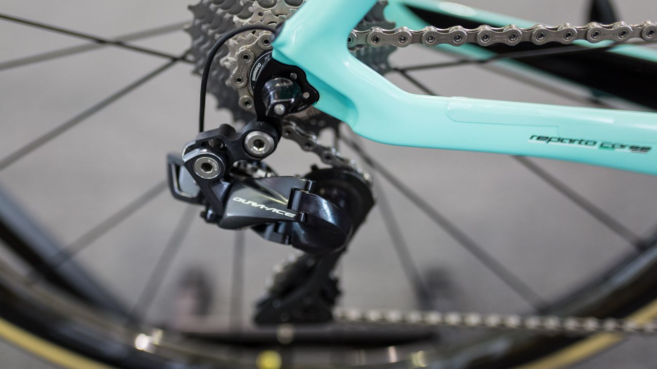 Neat internal routing gives the rear derailleur a clean finish