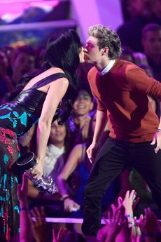 Katy Perry kisses One Direction on stage at MTV VMA Awards 2012