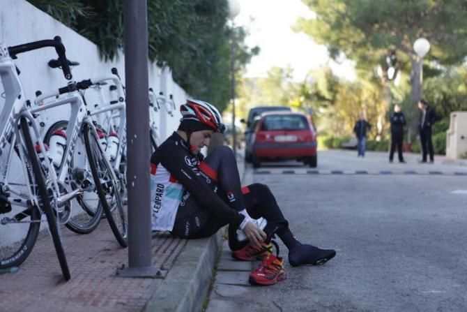 Thomas Rohregger puts on his shoes before the training ride