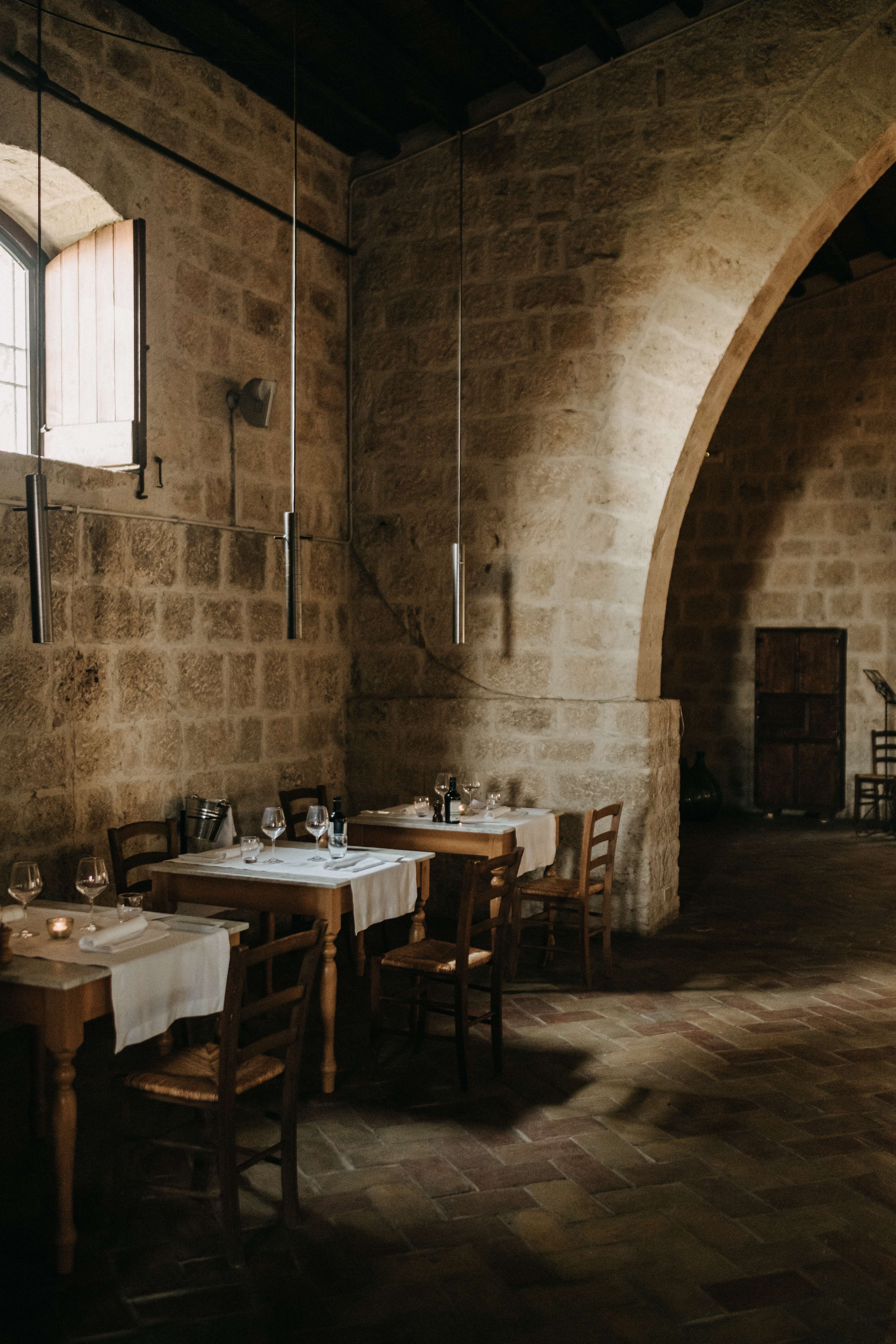 A modern farmhouse immersed in the goldeny vegetation of Sicily at the peak of summer pairs sprawling vegetation with a rustic-chic interior look.