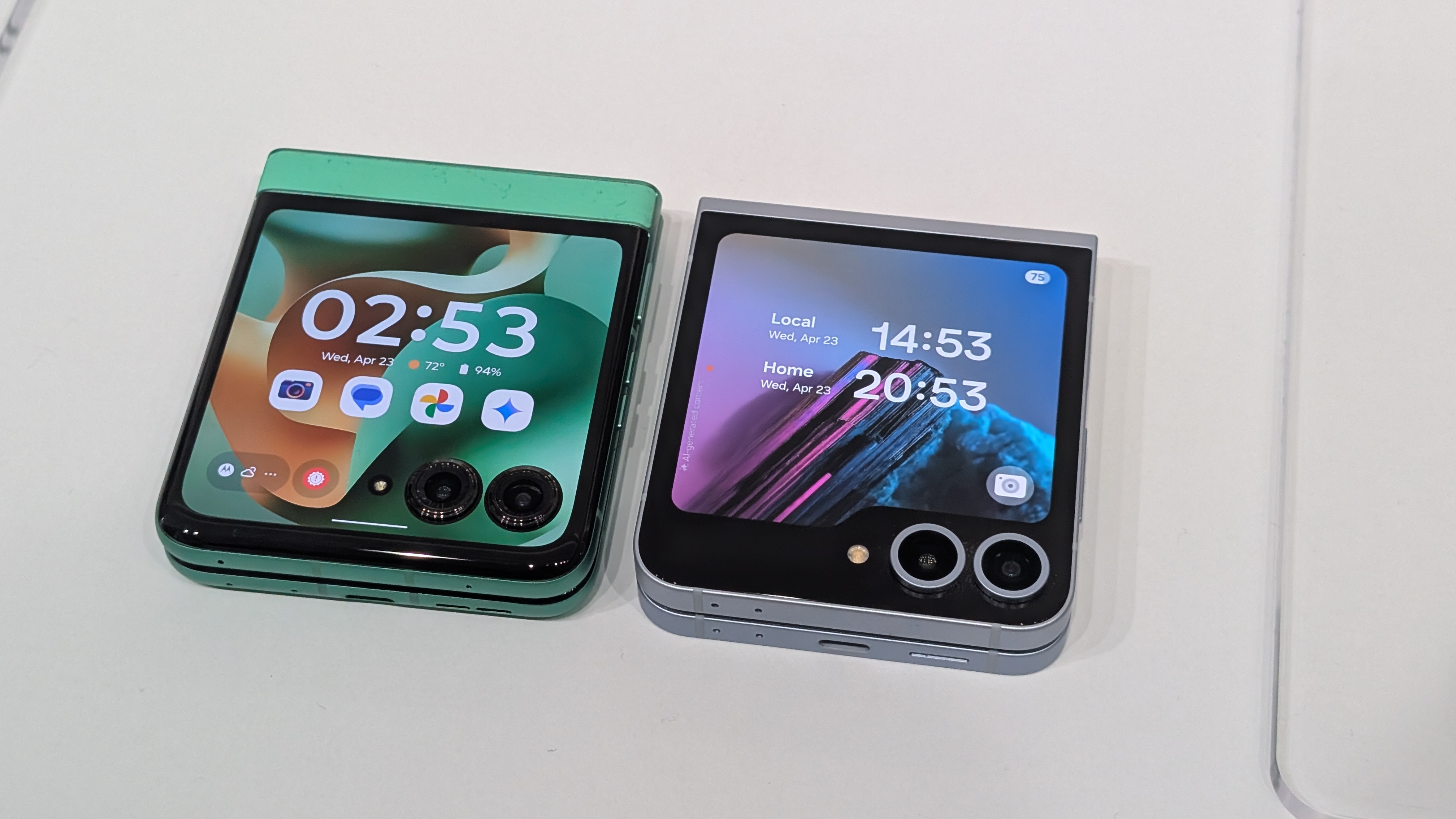 Motorola razr 60 naast Galaxy Z Flip 6