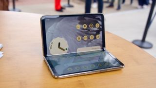 The Google Pixel Fold home screen in Tabletop Mode