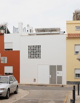 Casa M geometric minimalist white facade