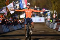 LIEVIN, FRANCE - FEBRUARY 01: Gold medalist Tibor Del Grosso of Netherlands celebrates winning after the during the 76th UCI Cyclo-Cross World Championships 2025 - Men's U23 on February 01, 2025 in Lievin, France. (Photo by Luc Claessen/Getty Images)