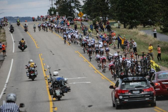 The peloton gets strung out as they take up the chase.