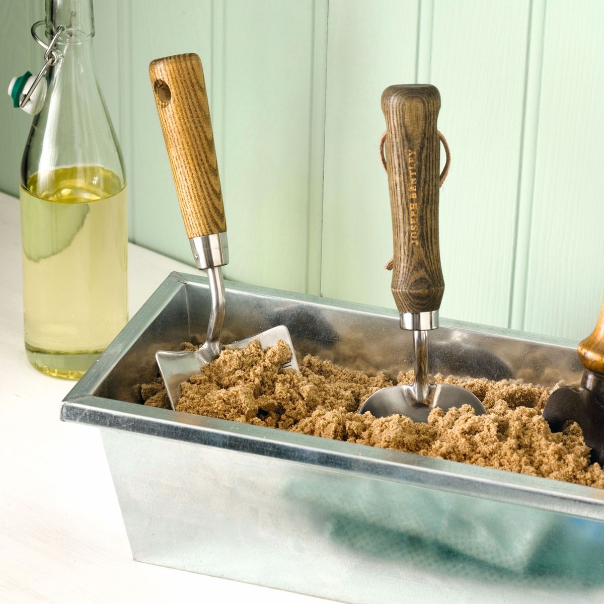 Why you should bury garden tools in sand