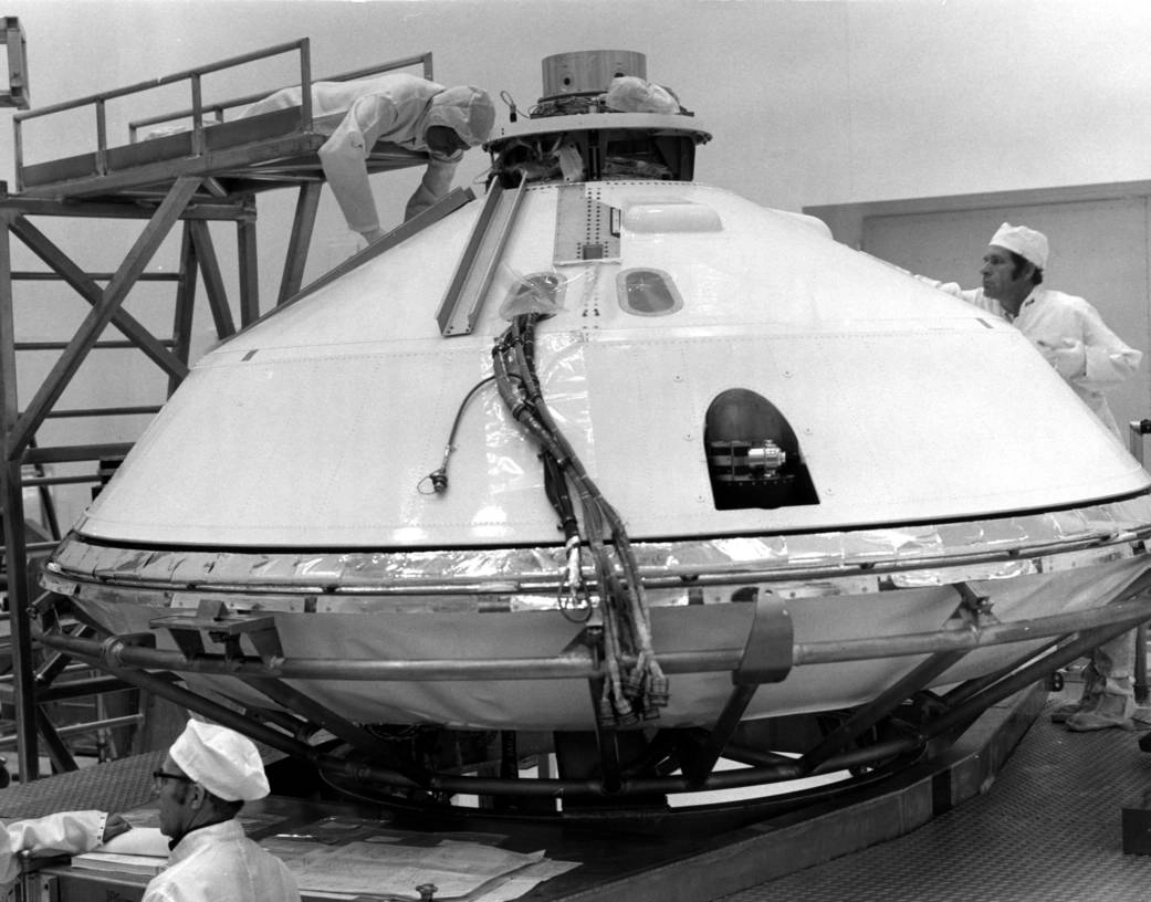 Integrazione dell'aeroshell di Viking 1 nel gennaio 1975. Credits: NASA