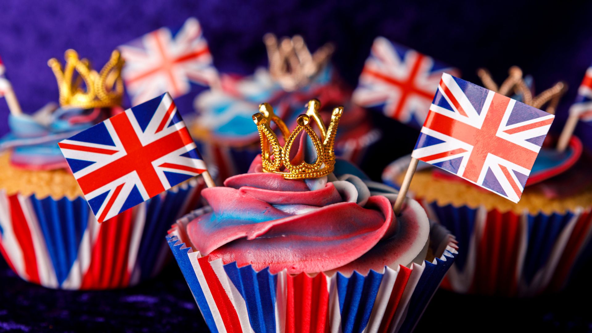 Cupcakes with crowns and Union Jack flags