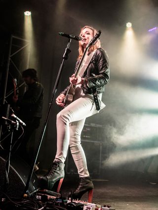 Lzzy Hale: leather jacket and high heels, yesterday, today and to the future!