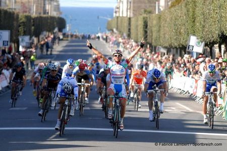 Roberto Ferrari (Androni Giocattoli) takes the win at Fl&egrave;che d'Emeraude
