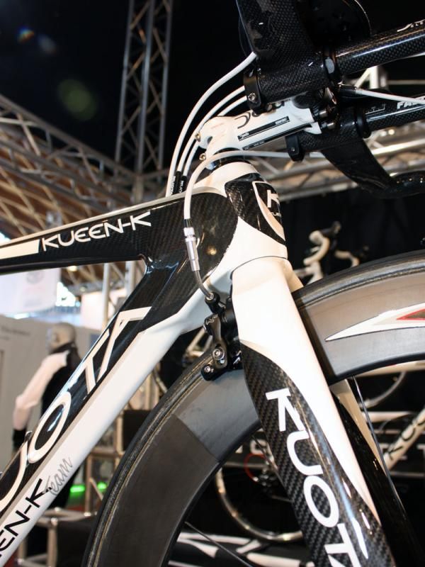 The front brake is tucked behind the fork crown on the Kueen-K.