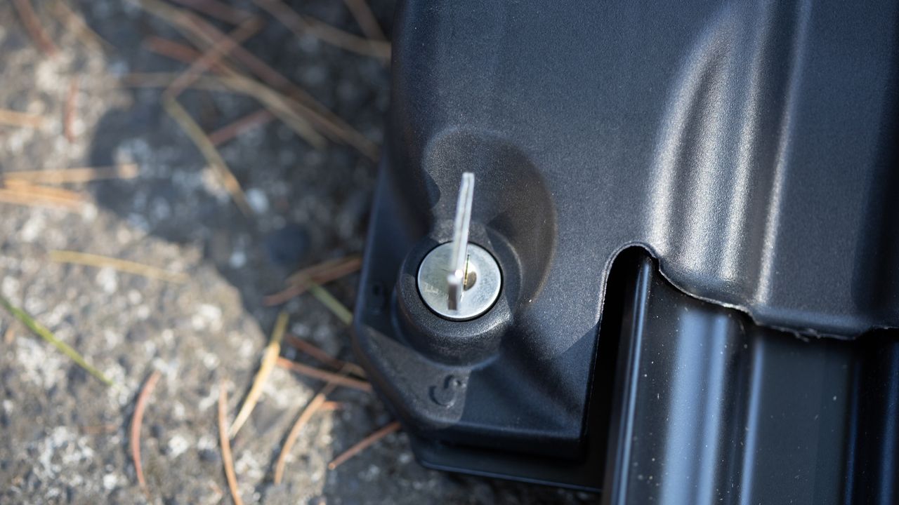 Best rooftop bike rack - Rockymounts Tomahawk lock core