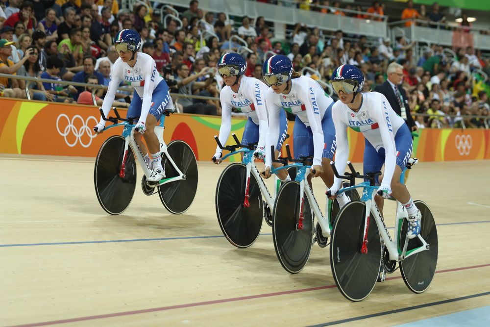 Italy in team pursuit action