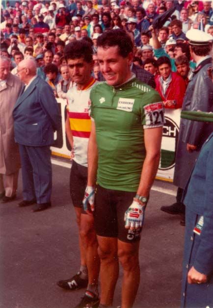 Stephen Roche awaits his rainbow jersey after winning in 1987