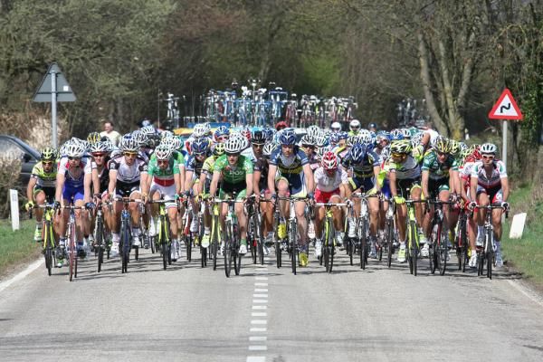 The peloton not reacting. Scintillating racing sans radios.