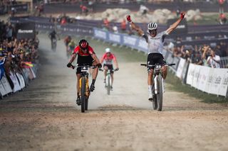 MTB World Cup Les Gets – Pieterse and Koretzky win short-track with scorching final laps