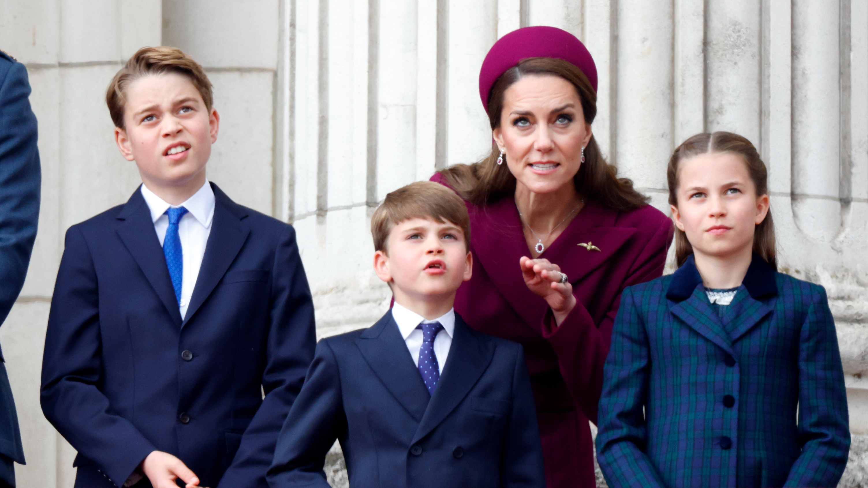 Princ George, princ Louis, Catherine, princezna z Walesu a princezna Charlotte z Walesu sledují flypast z balkonu Buckinghamského paláce, aby si 5. května 2025 připojili 80. výročí VE dne 5. května 2025