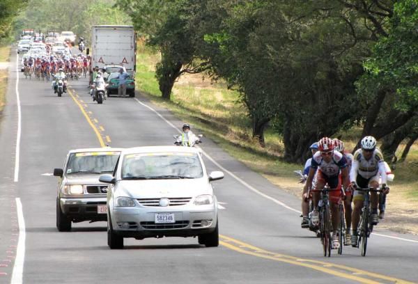 The peloton draws the three-man break in on a flatter part of the course