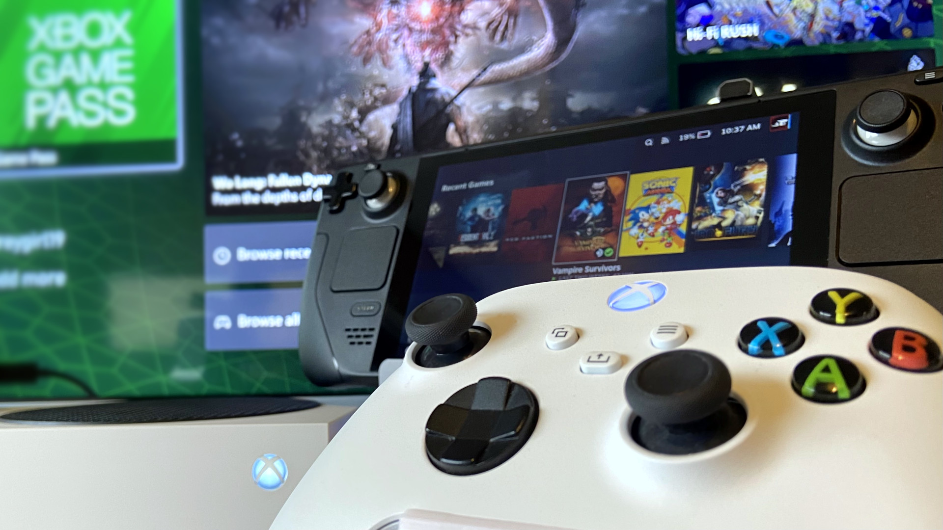 Xbox Series S с контроллером и колодой Valve Steam, отображаемой перед Xbox Game Pass