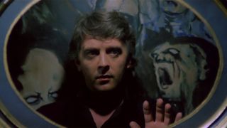 David Hemmings as Marcus Daly looking into a mirror in Deep Red