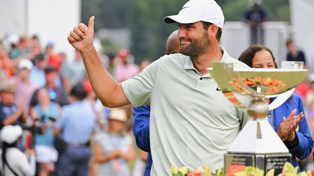 Scottie Scheffler with the FedEx Cup 