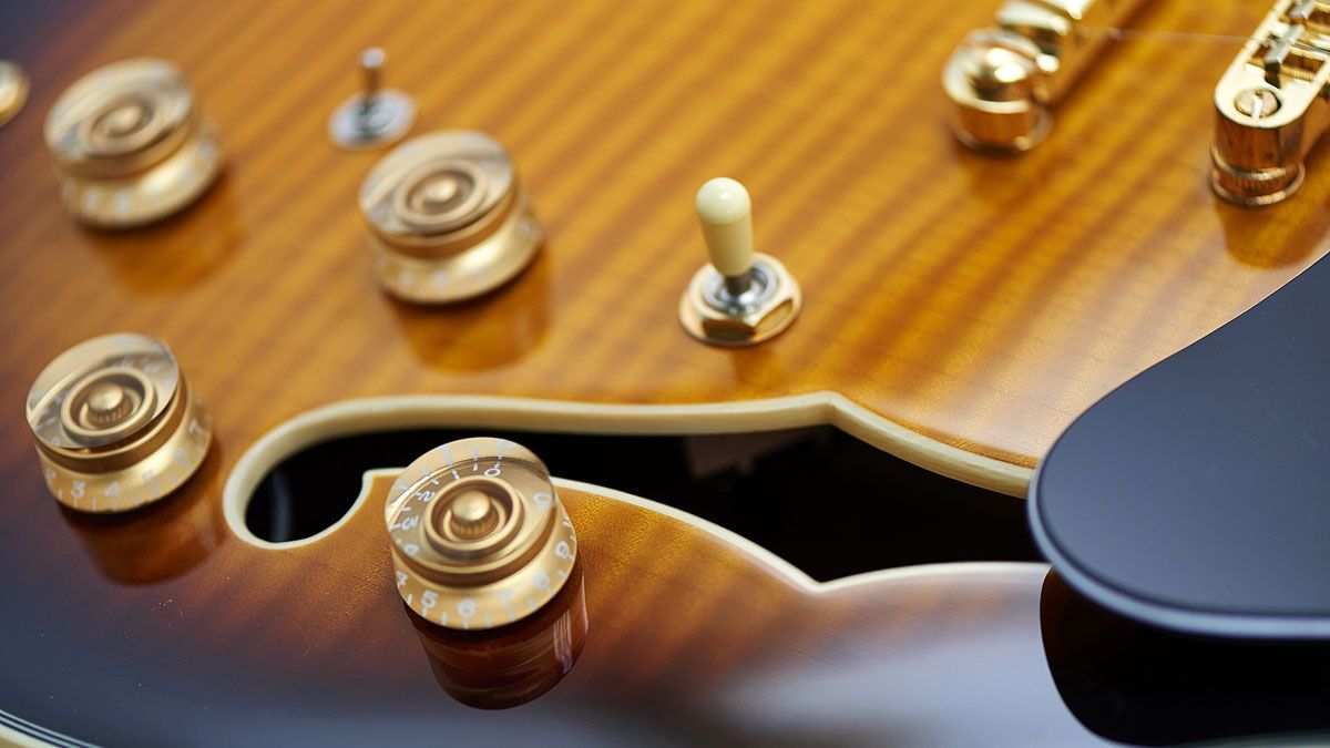 As befits a guitar that owes a lot of its heritage to the ES-335, the JSM10 sports Gibson-style speed knobs