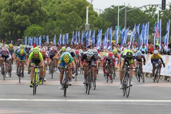 Shelley Olds (AA Drink) wins from Melissa Hoskins (GreenEDGE-AIS) and Monia Baccaille (MCipollini Giambenini).