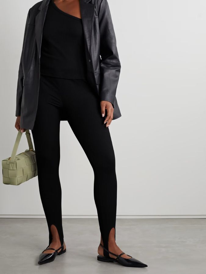 missing-image كيندال جينر صممت للتو طماق الركاب مع كعب هريرة