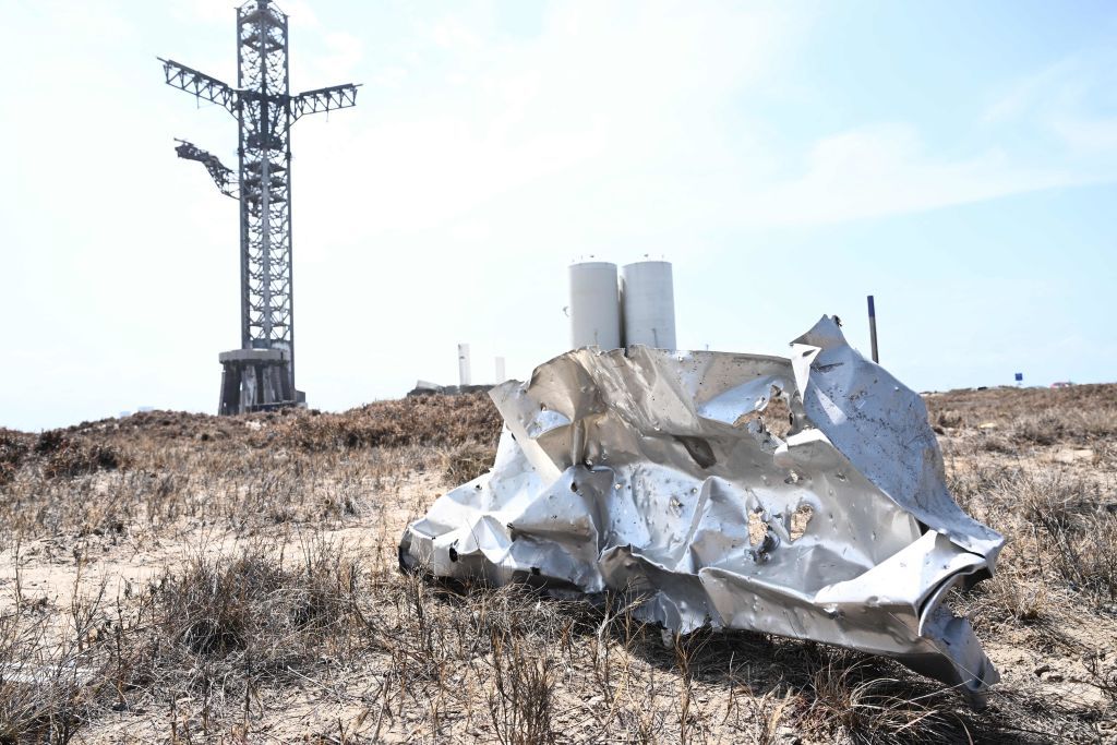 Debris near the launch tower of Starship after its explosion. 