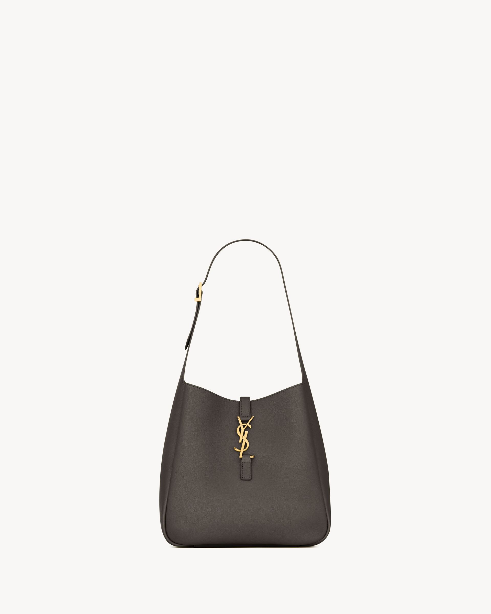 Le 5 À 7 Supple Small in Grained Leather
