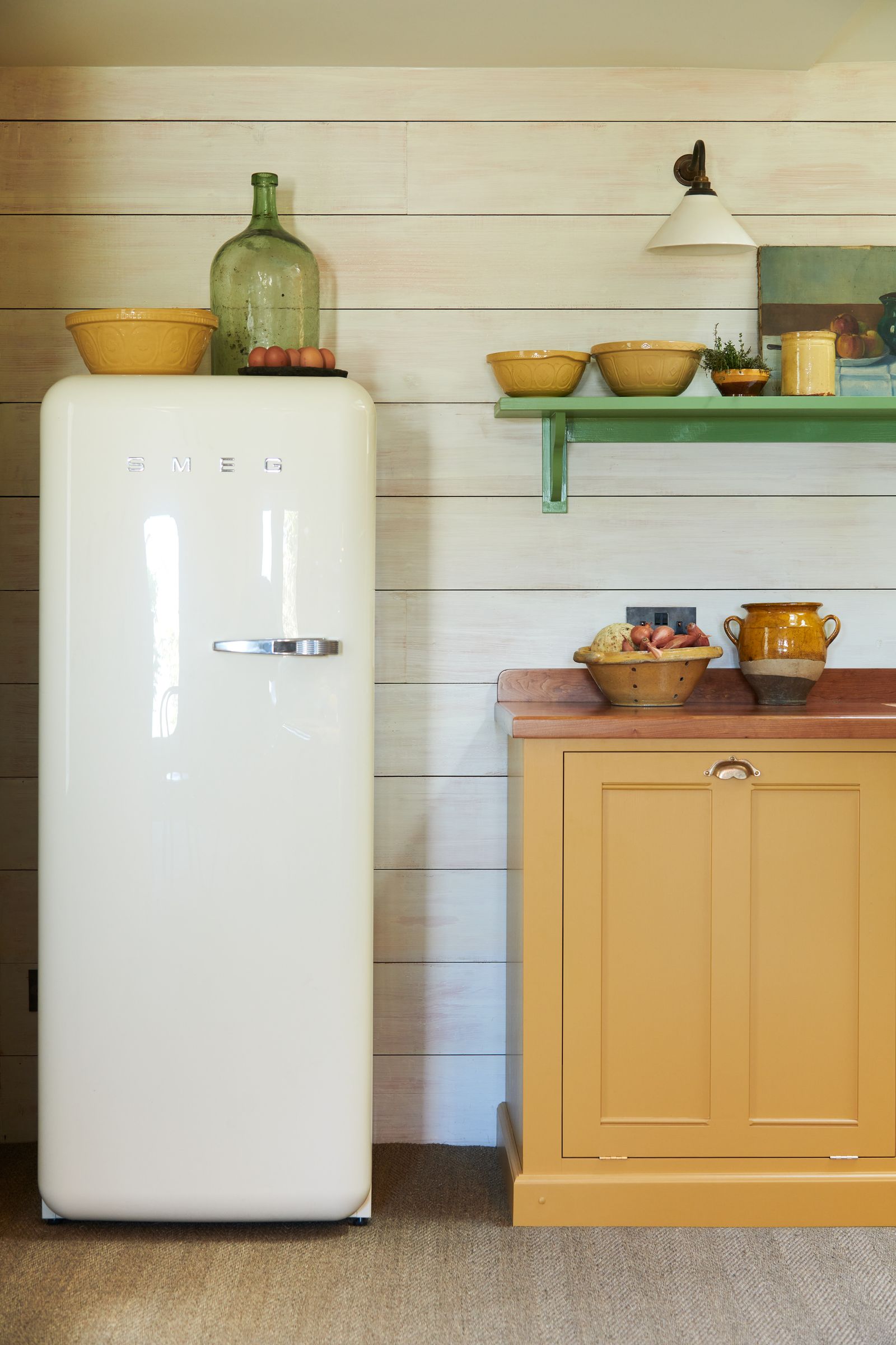 Why is my refrigerator leaking water inside? Experts advise