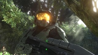 Huvudpersonen i Halo: The Master Chief Collection står iklädd sin rustning och blickar ut mot något.