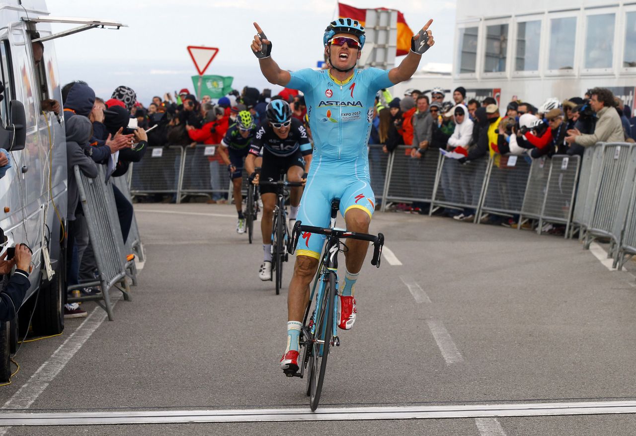 Luis Leon Sanchez (Astana) wins on Alto da Foia