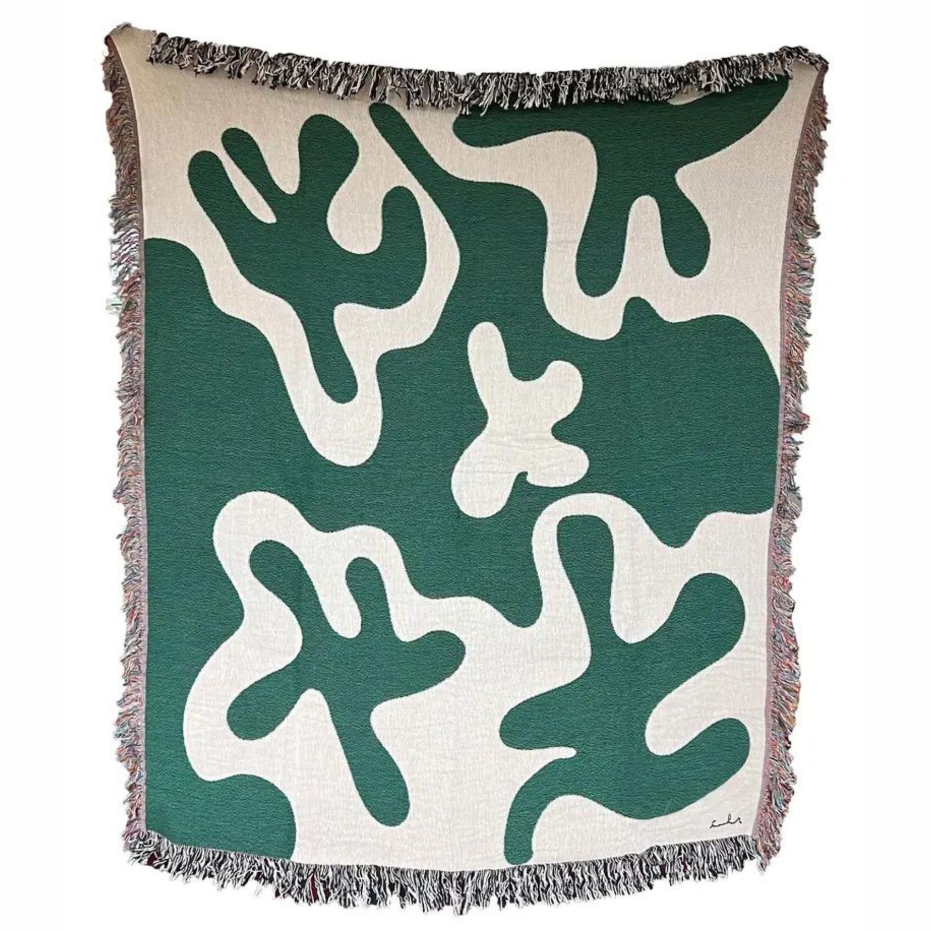 Lemparan bermotif hijau dan putih dengan latar belakang putih.