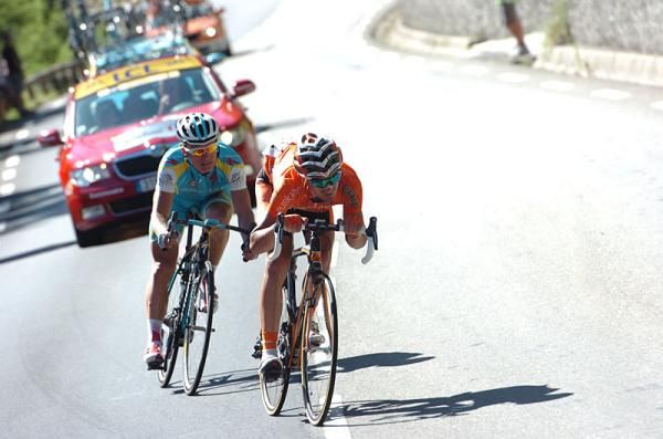 Gorka Izaguirre (Euskaltel) leads Alexandre Vinokourov (Astana)