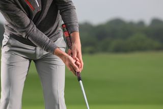 How to grip a putter