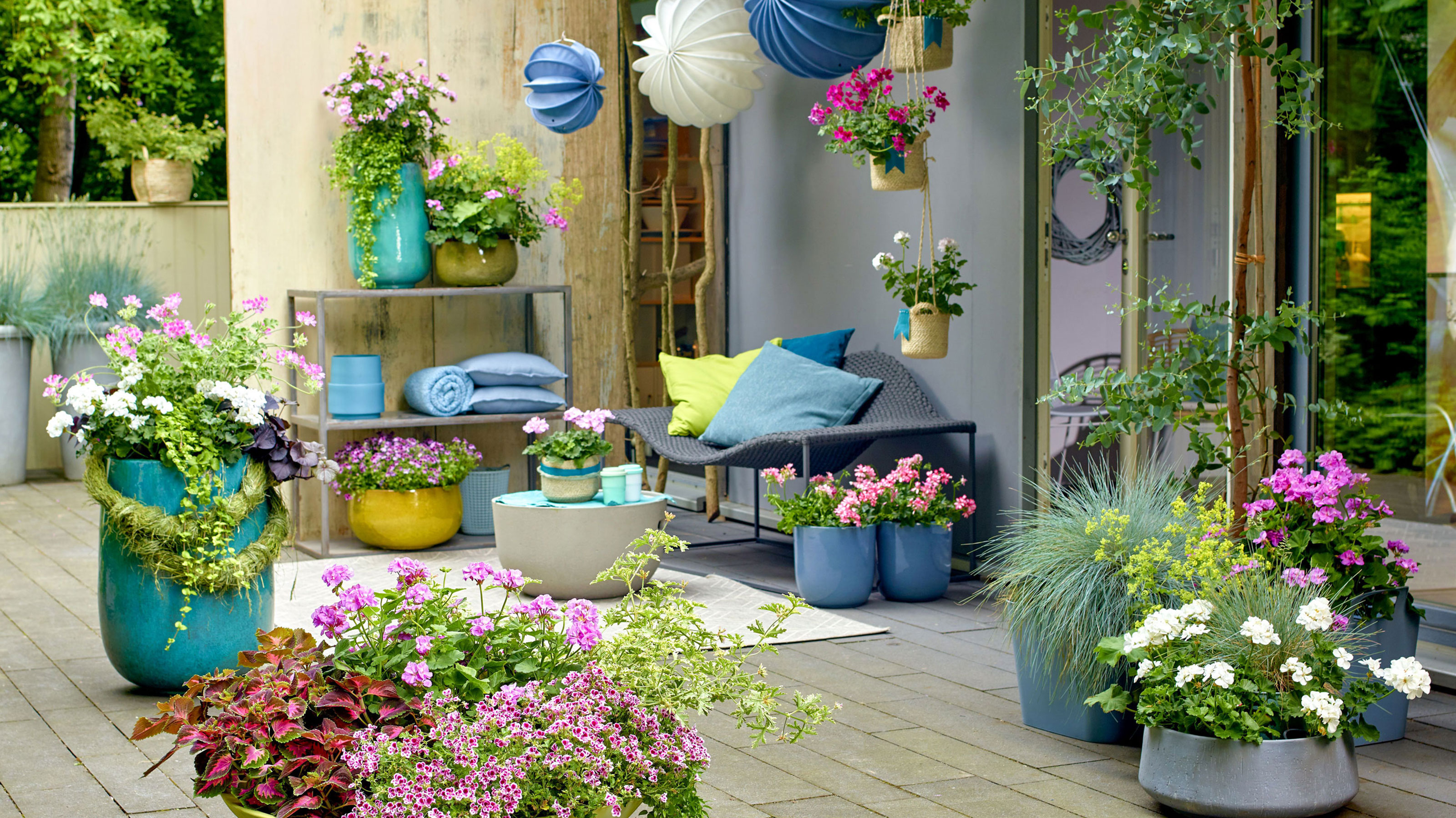 Great Decoration for gardens in summer Garden plants wooden hang bucket 